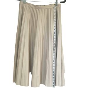 Ann Taylor Faux Leather Cream Pleated Skirt Size 6P.